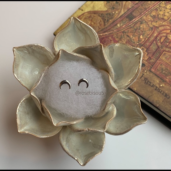 🌙🆕Boho Cresent Horn Silver Stud Earrings - Picture 3 of 8